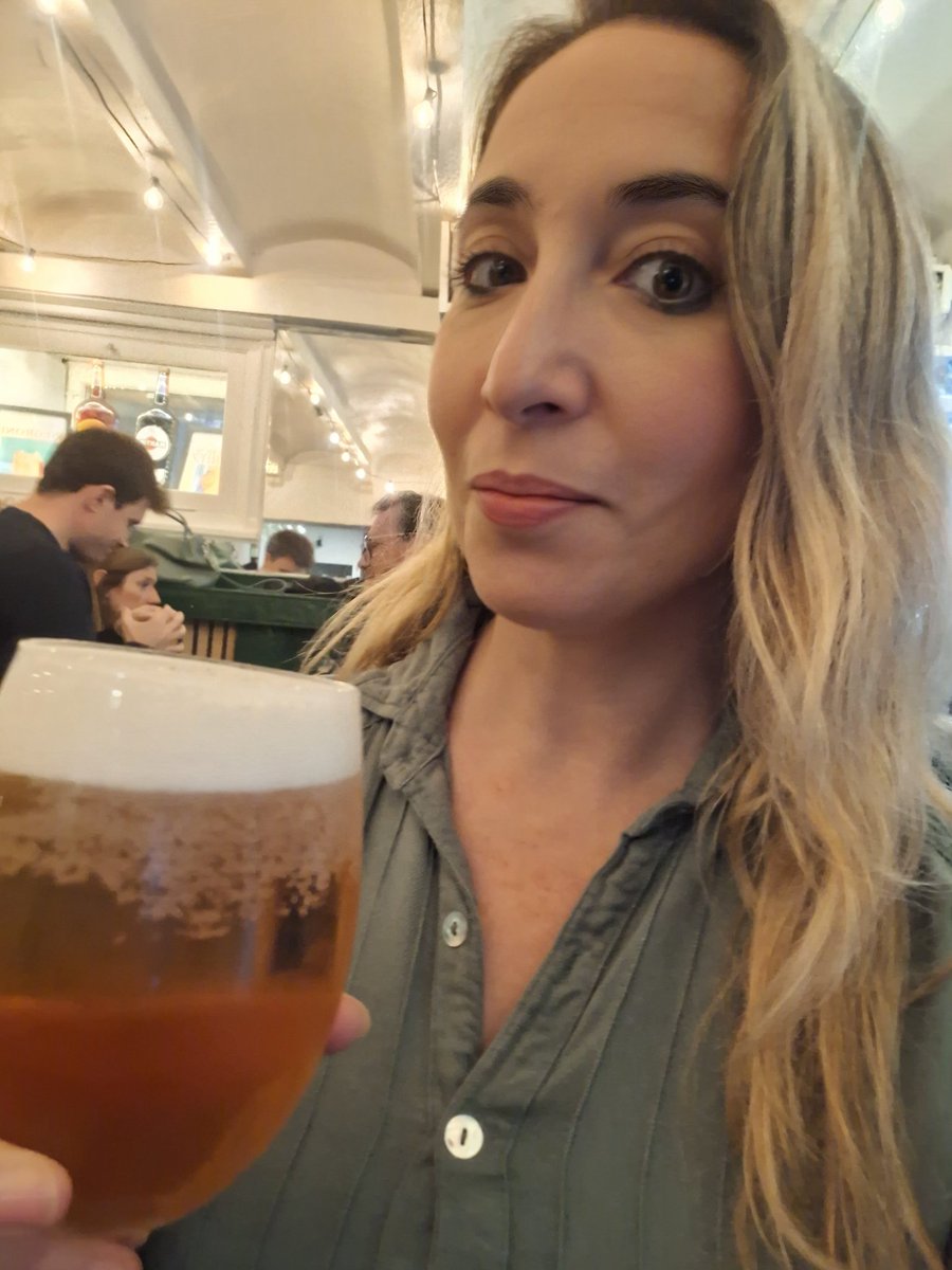 Hoy toca sábado en Pucela, la noche ayer, el madrugón y coche de hoy mis ojeras lo notan y ni alicatando con maquillaje hemos podido hacer mucho.
Vamos a ver si entramos en calor, que la lluvia, el frío y humedad han llegado para quedarse.
#Salud🍻🍻