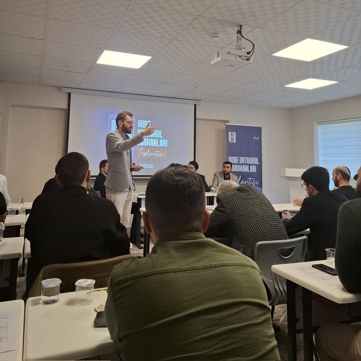 📌 Şube Ortaokul Komisyon Başkanları Toplantısı

Birim Başkanımlarımız, Birim Sunumlarını  Gerçekleştirdiler.

#AğacınKöküEminEllerde