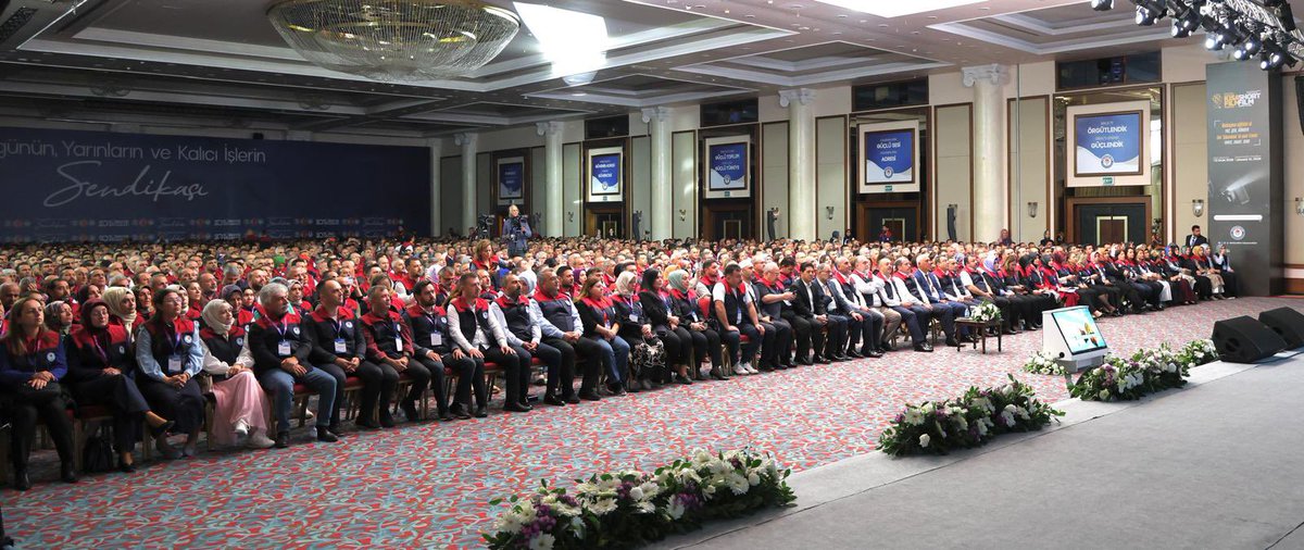 _aliyalcin_'s tweet photo. Eğitim Bir-Sen; Sendikacılığın Kitabını Yazan En Güçlü Sendikadır

Eğitim Bir-Sen, sendikacılığın kitabını yazmış, tarihine yön vermiş ve kazanımlarıyla takdir edilmiş teşkilatın adıdır.  Toplu Görüşme’den Toplu Sözleşme’ye giden yolu açan, her sözleşme döneminde yeni kazanımlar elde eden, yasakları kaldıran, dayatmaları bitiren sendikanın adıdır Eğitim Bir-Sen…

Akademik personel, öğretmen, şef, amir, şube müdürü, yardımcı hizmetler ile genel idare hizmetler ve diğer personele yönelik ilave haklar alan, eğitim müfredatının iyileştirilmesinden akademik çalışmalara imza atan bu teşkilat; yanlışa, haksızlığa, hukuksuzluğa karşıda mücadelesini sürdürecektir. 

Yetkiyi ilk aldığımız Toplu Görüşme döneminde “Toplu Sözleşme Yoksa Masada Yokuz” dediğimizde “nasıl olacak” “imkansız” diyenlere karşı “Biz ne dediğimizi ve niye dediğimizi çok iyi biliyoruz” dedik. 

Bugün de “Bu Kanunla artık yol yürünmez.” “Yeni Kanun yoksa, memura hakkı teslim edilmiyorsa, masada da huzur yok!” diyerek ne dediğimizi, niye dediğimizi çok iyi biliyoruz. 

Eğitim Bir-Sen ve Memur-Sen olarak; “Masada düzeni sağlayacak, sahada yetkilinin hakkını teslim edecek, sürenin adaletsizliğini bitirecek, tutanak sistemini getirecek, adil hakem dağılımını sağlayacak, dayanışma aidatını getirecek, grev hakkını eksiksiz verecek” yeni Kanunu hayata geçireceğiz. Mücadelemizle, gayretimizle ve emeğimizle ilk işimiz 4688 sayılı Kanunu ILO normlarına ve evrensel ilkelere uyumlu hale getirmektir. 

Biz kamu görevlileri sendikacılığının kitabını yazmış, tarihine yön vermiş teşkilatız. Sendikacılığın yeni mevzuatını yazacak, haksızlığı bitirecek, adaletsizliğe dur diyecek olan da yine biziz…

#SoyluMücadeleBüyükBuluşma