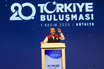 First image shows a man in a red and white vest standing at a blue podium pointing emphatically during a speech, with a large blue banner behind reading 20 Turkıyeye Buluşması 1 Kasım 2025 Antalya and Memur-Sen logo. Second image depicts a large audience of people in formal attire seated in rows on a carpeted floor in a grand hall with blue banners reading Sendika and floral decorations. Third image captures another crowded conference room with attendees in suits and dresses seated under chandeliers and blue banners reading Sendika. Fourth image features the same man from behind at a podium addressing a vast seated audience in a spacious hall with blue Sendika banners and floral arrangements.