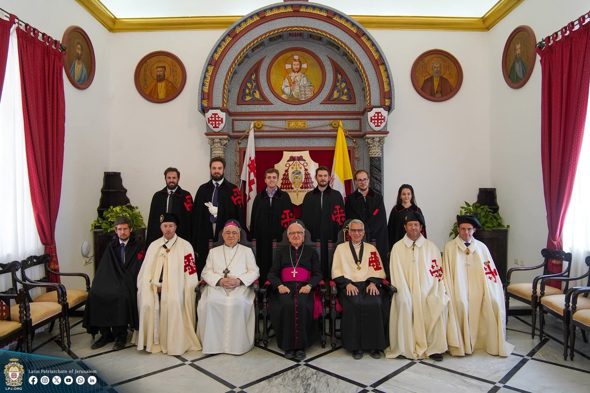 OESSJFrance's tweet image. Ceci est une petite photo du récent pèlerinage à #Jerusalem des Écuyers et Demoiselles de la Lieutenance de France de l’Ordre du Saint-Sépulcre.

Et puisque vous avez lu jusque là, une récompense : saviez-vous que vous aussi, vous pouvez devenir Écuyer ou Demoiselle de l’Ordre ?