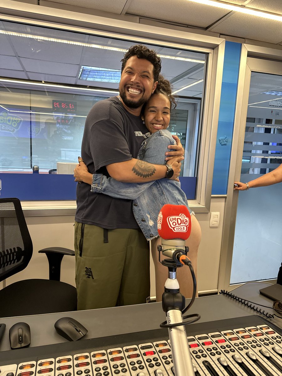 LurdesMeloo's tweet photo. Que energia maravilhosa, é um prazer estar aqui @radiofmodia https://t.co/0hVrImd04M