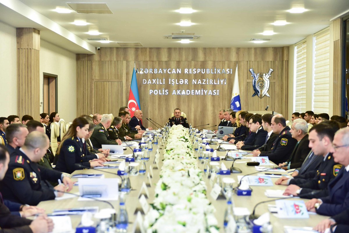 Politsiya xodimlarining ovorasini tomosha qiling