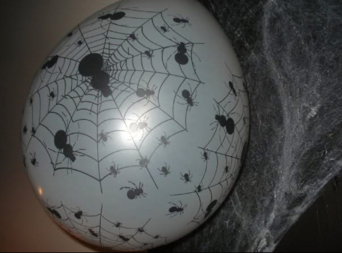 Hace 16 años,  en 2009, nos juntamos para Halloween todos disfrazados. Lo único que se conseguía en el cotillón era telarañas y globos con telarañas… esa era toda la deco disponible en aquel momento 😂