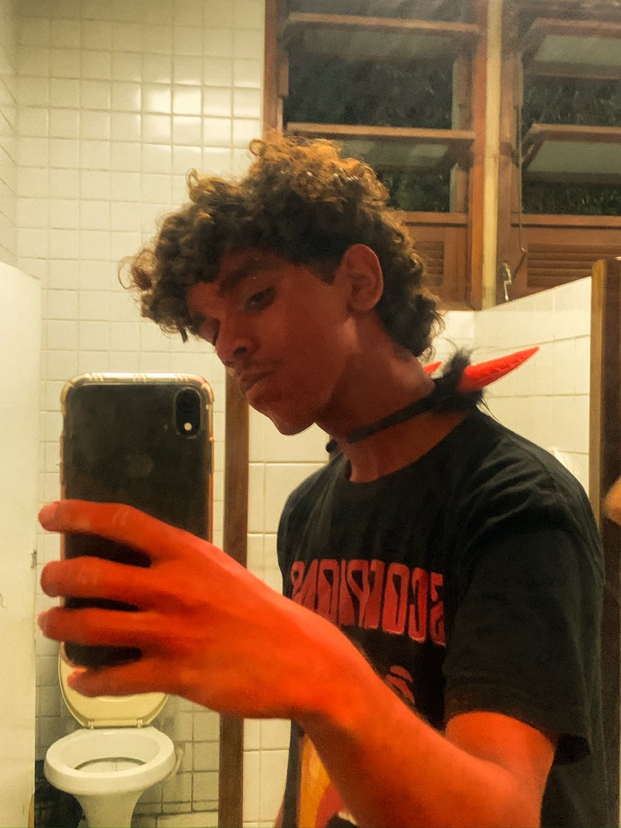 rainirrss's tweet image. ontem eu servir nesse hallowen da ufam👹👹