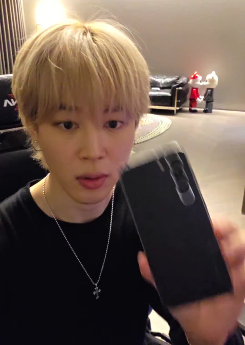 shyjjmn's tweet image. jimin really got himself another phone for the live with a phone stand.. HE IS A MAN OF HIS WORDS😭