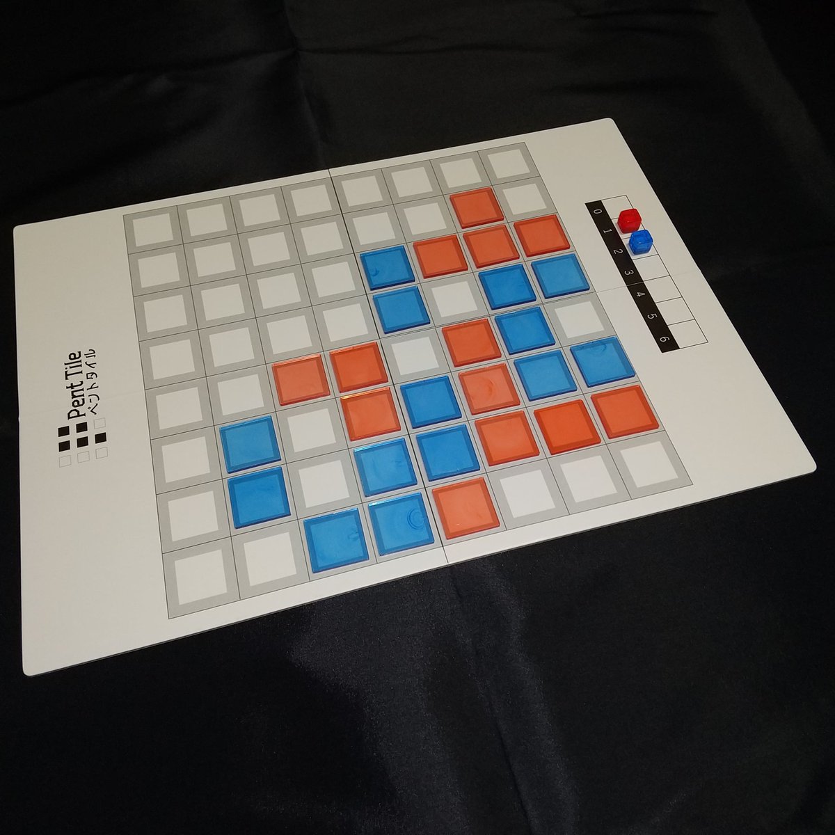 AbstractGameMfg's tweet image. ゲームマーケット公式サイトのブログで「Pent Tile（ペントタイル）」のルールを公開しました。
Pent Tile はゲームマーケット2025秋（土）横22 で頒布します。頒布価格は 1,000 円です。
X でもルールを公開します。
#ゲームマーケット2025秋 #ゲムマ2025秋