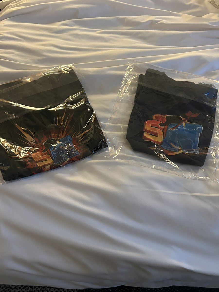 shioNwu's tweet image. 🔥ATENCIÓN🔥

Regalaré estas 2 camisetas originales a 2 espectadores que estén el día domingo en el Mundial de Clash of Clans aquí en Atlanta, atentos a la dinámica🤩
Fuegooo🤟🏼🔥