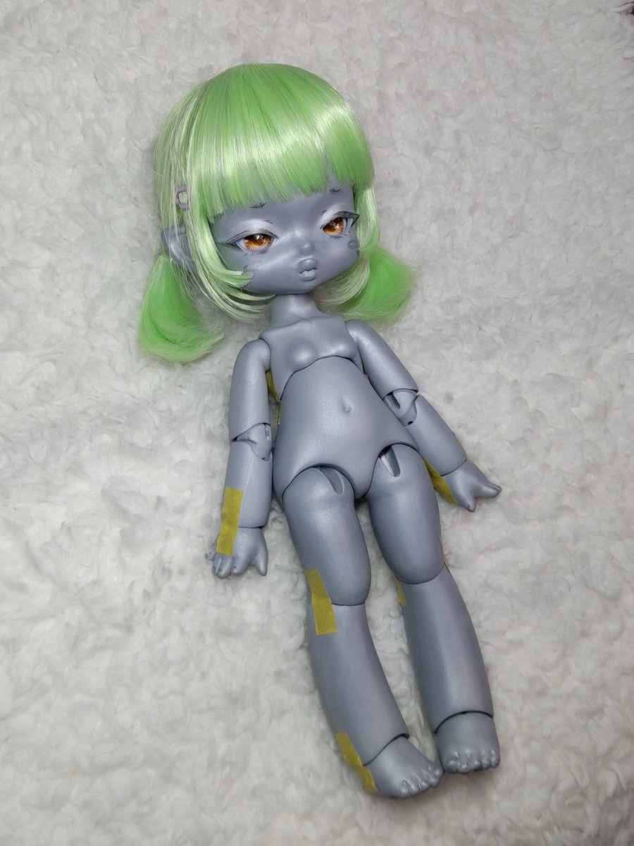 いつもはこの段階ではあまりここまでの仮組みはしないんだけど関節とか調整したのでシルエットとか要確認。。。
で、まだまだ表面処理が果てしなく続きます😋