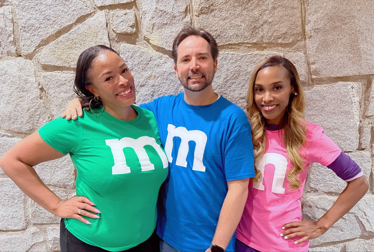 fhenderson1908's tweet image. Nothing like ending Character Day with a twin moment 👯‍♀️ and a quick shirt change to match my fabulous CANDI team! Such a great day! 💛🖤#CharacterDay #SuttonStrong @IC_Jones_SMS