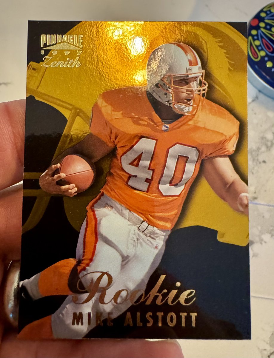 DanModerate's tweet image. Still crazy how cheap late 90’s / early 2000’s gold refractors are.

Alstott Pinnacle Zenith Gold - $4.50

Kurt Warner Topps Chrome Glold Refractor- $20 (have 2 more on the way)

I’m not sure I’ll be able to stop buying more.
