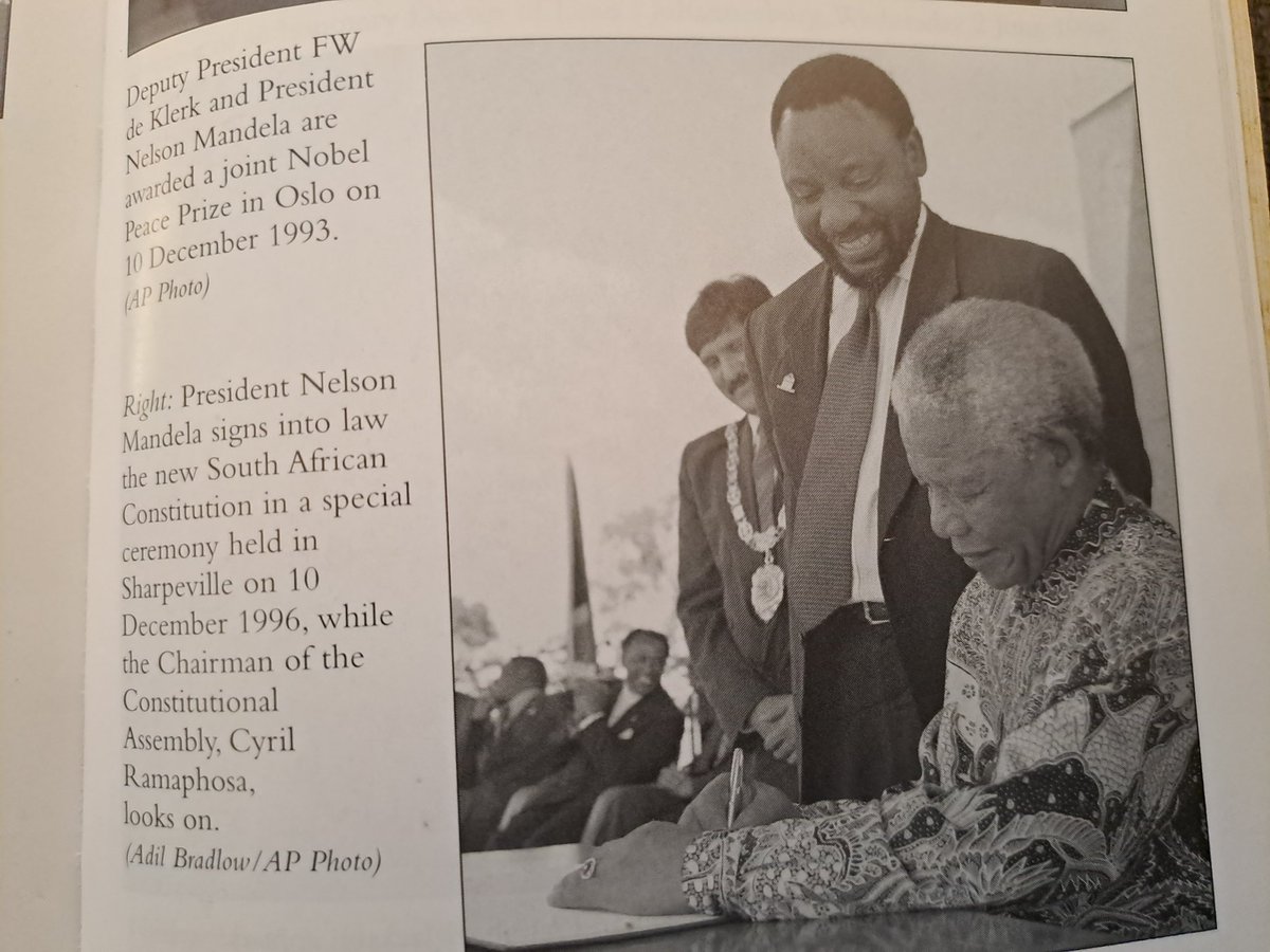 A L'ÉCOLE DE NELSON MANDELA 
Le président Nelson Mandela a promulgué la nouvelle constitution sud-africaine lors d'une cérémonie spéciale qui s'est tenue à Sharpeville le 10 décembre 1996, sous le regard du président de l'Assemblée constituante, Cyril Ramaphosa, président en 2025