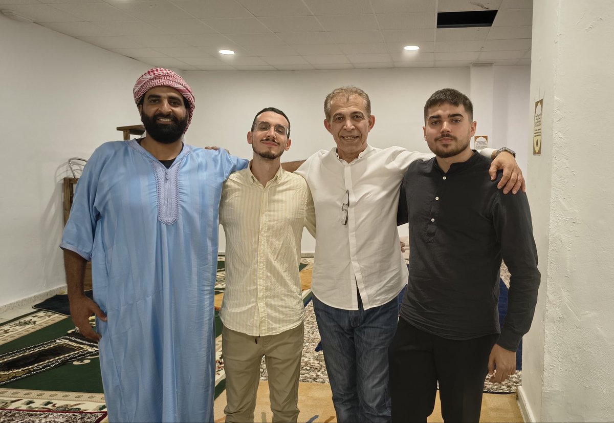 El otro día tuvimos el honor de recibir al Dr. Mahmoud Dwairi, reconocido empresario de Jordania 🇯🇴. Un encuentro enriquecedor donde compartimos ideas y fortalecimos lazos para el futuro de nuestra mezquita 🤝✨
#MezquitaGuadaira #Unidad #Colaboración #IslamEnEspaña #Comunidad