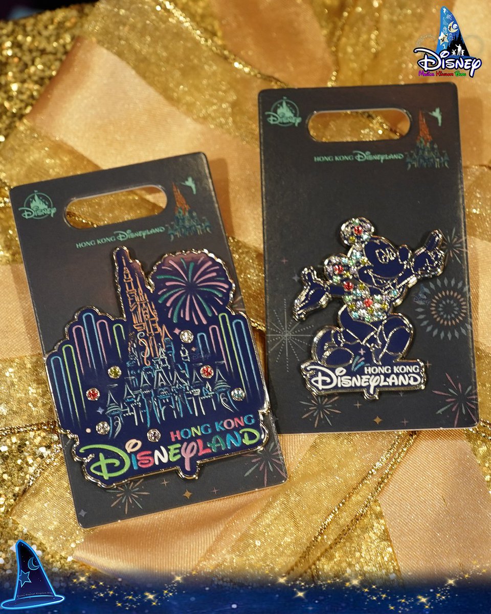 DMK_Blog's tweet photo. 🏰 香港ディズニーランド・リゾート20周年を記念した新コレクション「マジック・ナイト」シリーズのグッズが、本日（2025年11月1日）より発売開始！🎆🎉ミッキーと仲間たちが、きらめく花火とウォータースクリーンのもとで、忘れられないパーティーの思い出を届けます。✨

#MagicNight #HKDL20Party https://t.co/BQ8ZgNhqOf