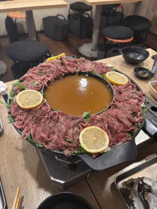 ごらんジェぬい、シニアオイスターと海老および馬タンしゃぶしゃぶだよ… 夜はキュッさん稚魚丸さんとおすすめの牡蠣小屋に行ってきた!ずっとシニアオイスター食べたくてしゃあなかったので嬉しかった