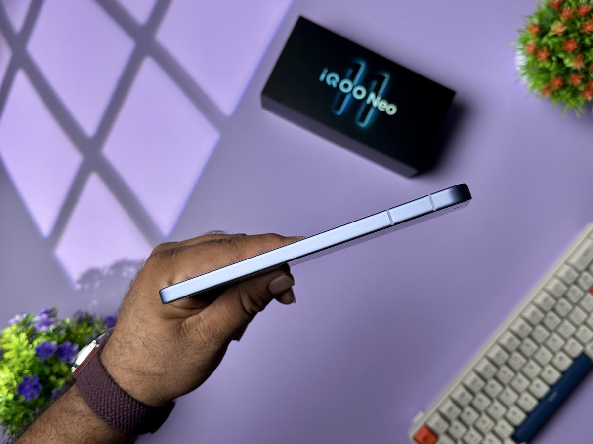 SalimBabaTech's tweet image. iQOO Neo 11 launched in China!
Arrived In Dubai 🇦🇪
Snapdragon 8 Elite SoC ⚡
Premium metal frame 🧊
Starting at ¥2699 (~₹33K) 🇮🇳
7500mAh battery. 100 Watt
UFS 4.1. IP68 IP69. 
50MP Sony LYT 700V OIS+ 8MP Ultrawide
Omnivision OV08D rear camera
16MP GalaxyCore GC16B3 front