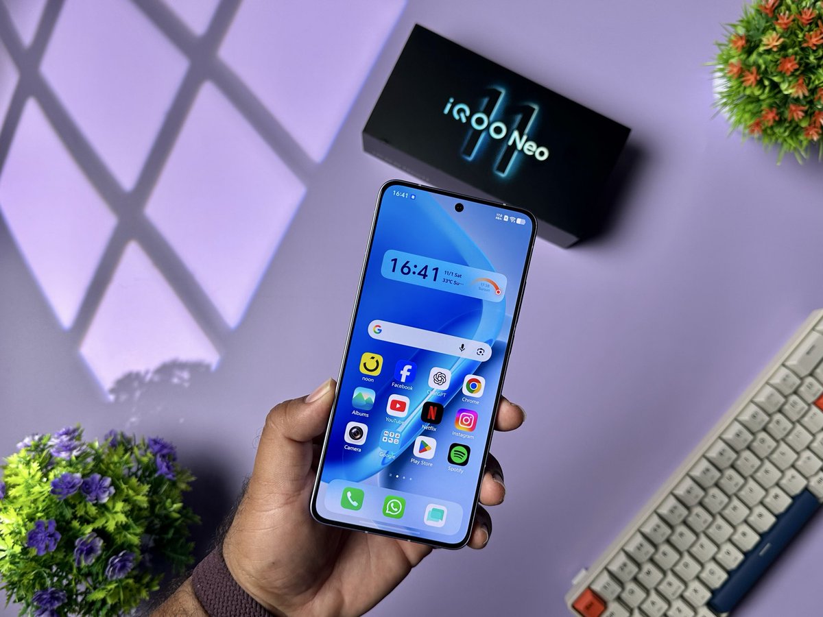 SalimBabaTech's tweet image. iQOO Neo 11 launched in China!
Arrived In Dubai 🇦🇪
Snapdragon 8 Elite SoC ⚡
Premium metal frame 🧊
Starting at ¥2699 (~₹33K) 🇮🇳
7500mAh battery. 100 Watt
UFS 4.1. IP68 IP69. 
50MP Sony LYT 700V OIS+ 8MP Ultrawide
Omnivision OV08D rear camera
16MP GalaxyCore GC16B3 front