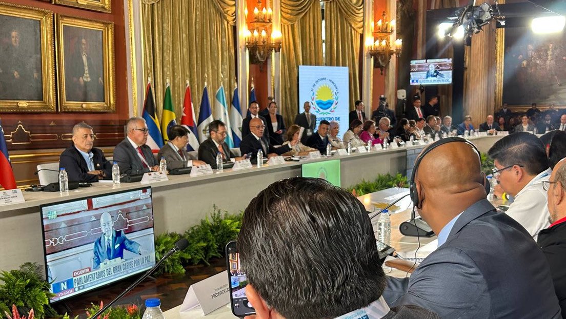 El Encuentro Parlamentario del Gran Caribe por la Paz, celebrado en Caracas, reunió a representantes de varios países caribeños que alzaron su voz frente a las agresiones y amenazas de 🇺🇸 EE.UU. contra Venezuela.

👉 Leer más: miu.do/el-gran-caribe…

#GranCaribe #Venezuela