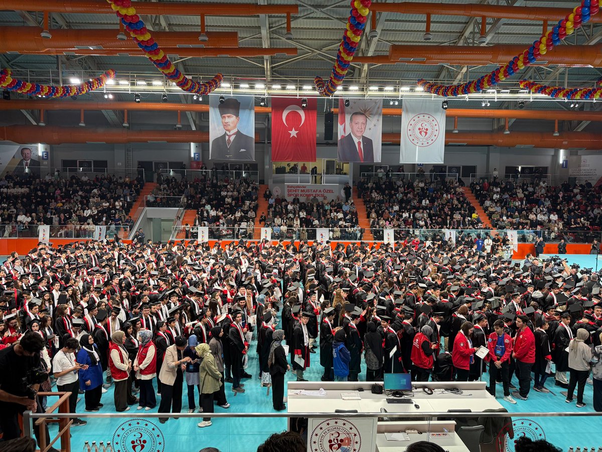 📍Şehit Mustafa Özel Spor Kompleksi

Bugün Sanayi ve Teknoloji Bakanımız Sayın Mehmet Fatih Kacır, Gençlik ve Spor Bakanımız Sayın Osman Aşkın Bak ve T3 Vakfı Mütevelli Heyeti Başkanı Sayın Selçuk Bayraktar’ın katılımlarıyla gerçekleştirilen DENEYAP Atölyesi mezuniyet törenine