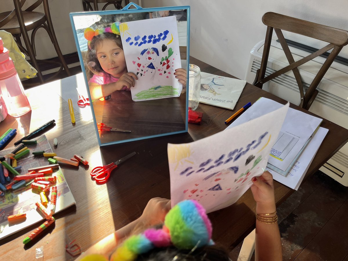 Sanat ve felsefe dolu atölyelerimiz başladı! 🎨✨

🖌 Çocuk Sanat Atölyemizde, “Van Gogh gibi boyuyorum” temasıyla çocuklarımız, Yıldızlı Gece’den ilham alarak fırçalarıyla hayal güçlerini tuvale yansıttı.

🤔 Felsefe Atölyemizde ise “Benim Gizli Dünyam” başlığı altında,