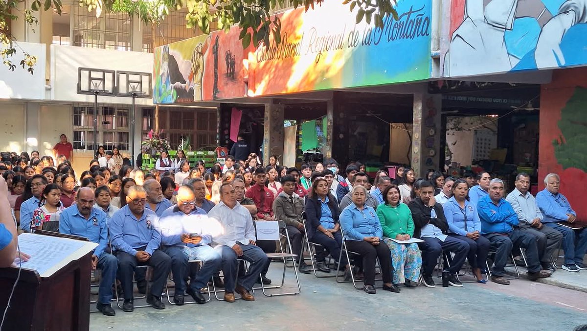 EducGuerrero's tweet photo. 🎓🎉 #OrgulloNormalista| La Escuela Normal Regional de la Montaña celebró 31 años de historia con acto cívico y reconocimientos a su personal. ¡Felicidades por su gran labor educativa! 👏📚 https://t.co/owLncFoGCz