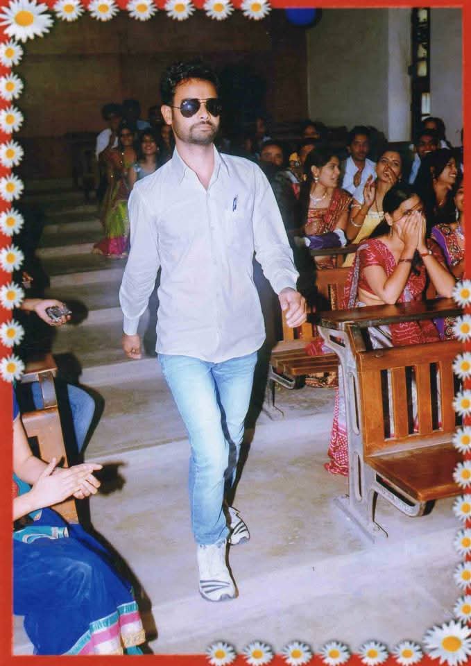 जीवन की सुनहरी यादें,
हिंदी विभाग,राजस्थान विश्वविद्यालय,जयपुर मे बैच 2013- 15 की फ्रेशर पार्टी के सुनहरे पल...