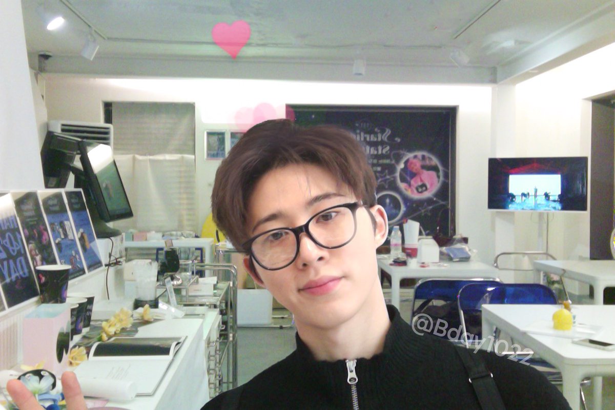 Bday1022's tweet image. 🪐해시태그 후기 이벤트 당첨자는 어제로 개별디엠 다 보내드렸습니다! 

공지 올리는 김에 아이맥 포토부스 사진도 같이 공유해드려요😚 팬분들 얼굴 안 나오게 따로 포토샵 한 버전입니다:) 올해 생일카페 이벤트로 올리는 마지막 공지일 것 같네요!! 방문해주신 모든 아이디분들 감사드려요🙇‍♀️🩷