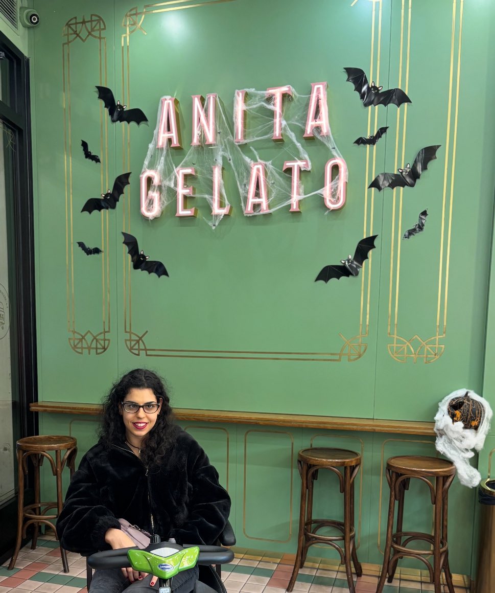 Bon dia, gent de Twitter‼️Ahir al vespre vam anar a gaudir de l’ambient de Carnaval pel Passeig de Gràcia hi va ser molt guaaai🥳
A Plaça Catalunya van fer un CONCURS I ANAVEN TOTS DISFRESSATS I AMB PATINS donant voltes x la plaça🛼 també vam trobar una GELATERIA AMB EL MEU NOM😁