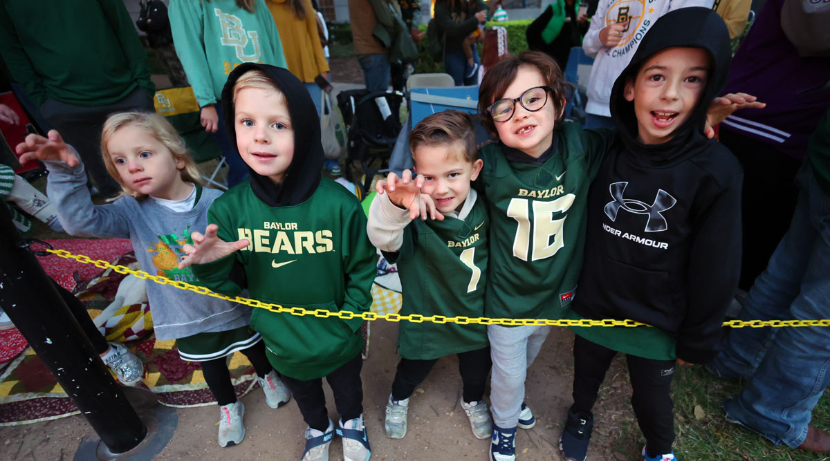 Baylor's tweet image. Bears of all ages love a parade! 💚💛

#BaylorHomecoming 🔥 || #SicEm 🐻