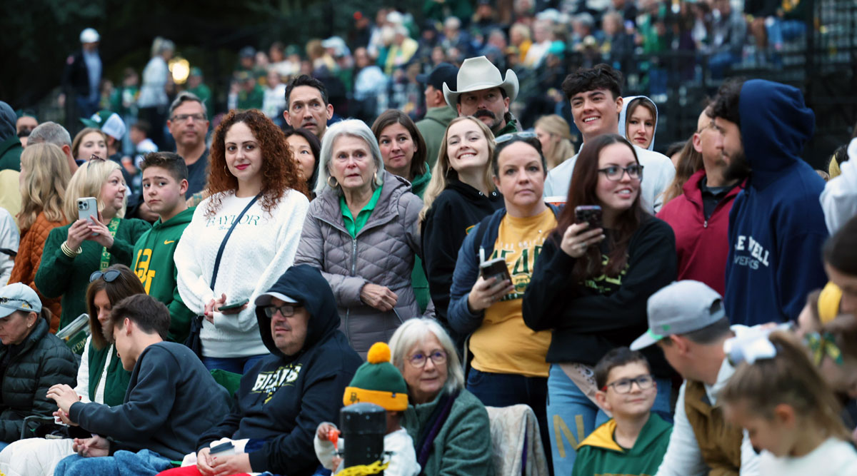 Baylor's tweet image. Bears of all ages love a parade! 💚💛

#BaylorHomecoming 🔥 || #SicEm 🐻