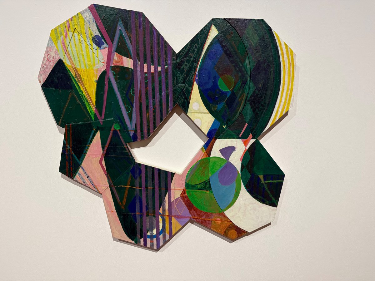 🟨全作家をつなぐのは音楽だけでない、中央にある牛島智子の作品「フェミニズム」が効いていた。
これは三角形、四角形、五角形、六角形などなど、それら図形の頂点をつなげた作品。それでできた真ん中の空間がフェミニズムを表してるのだそう。
この空間は全作家を繋ぐ空間としても機能していた。
↓