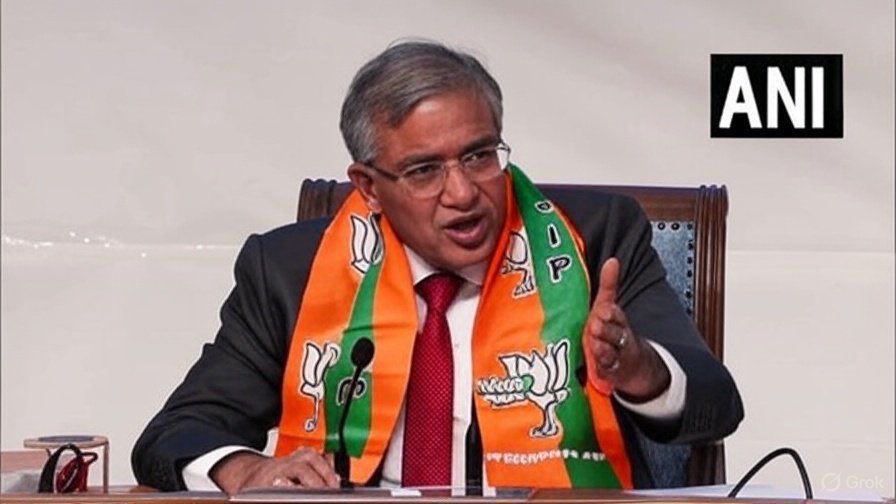 rakeshfilm's tweet image. Truly representational pic of this #ElectionCommission 

There’s no longer even the pretence of neutrality,
Forget conducting “free and fair elections”!

Making a mockery of #ModelCode by letting BJP/ NDA violate it,
‘Fixing’ voters’ list, deleting genuine voters, adding fakes…