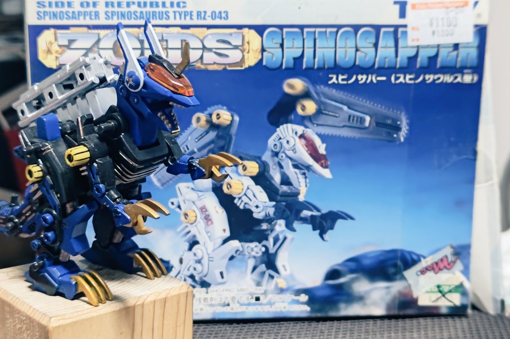 ( ´ー｀)ﾌｩｰ．．．
今夜はここまで😊
シルバー…というかアルミで塗装😌
中々面白くなったかと😁
背負わせてパッケージと比較…
全く別の機体だな🤣

次回スピノサパー改修編第三十六夜
次は武装類の塗り分けかな…
何か先が見えてきたような🧐

お疲れ様っした〜🤗