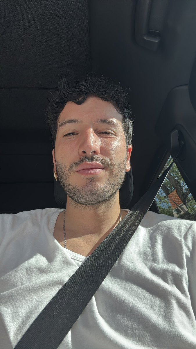 UniversalMusicE's tweet photo. Buenos días ☀️ hoy queremos saber: ¿qué canción de #SebastianYatra te sube el aura? 💫 https://t.co/wRCEtabdUJ