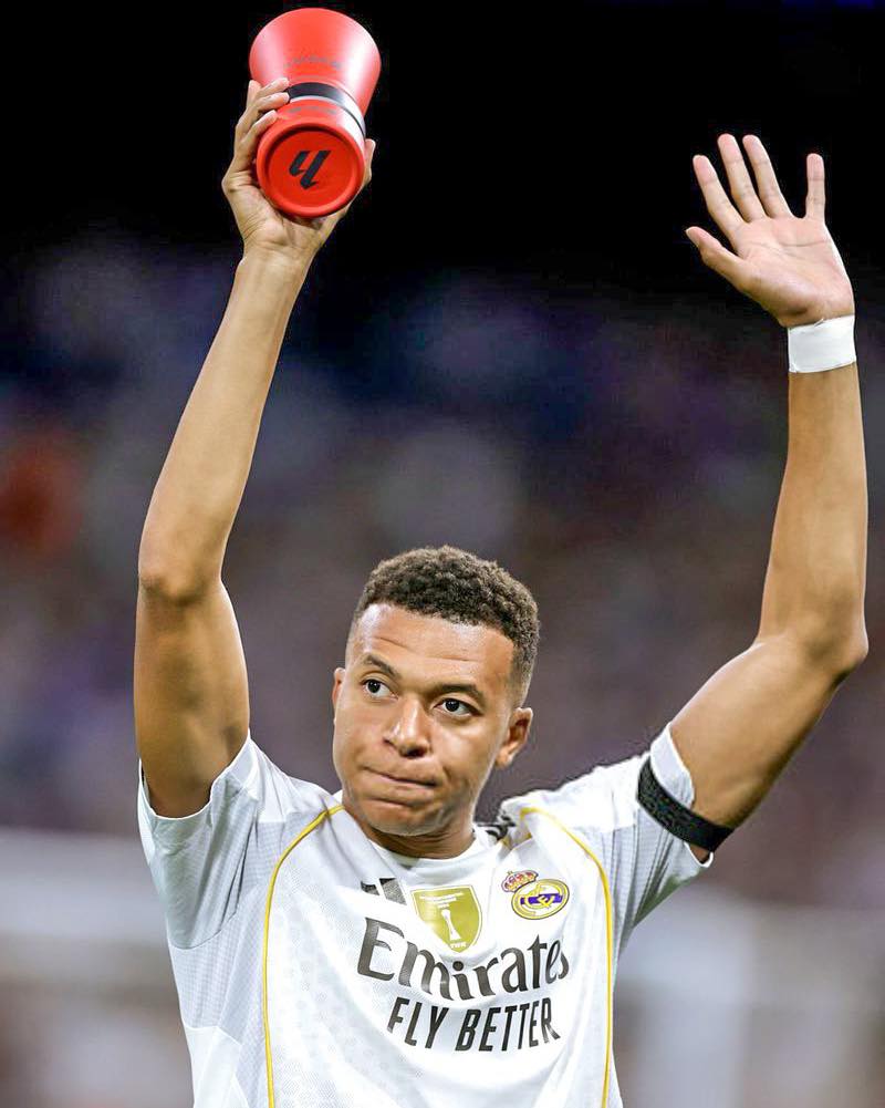 Football__Tweet's tweet image. 🚨🇫🇷 Kylian Mbappé has won 𝗟𝗔 𝗟𝗜𝗚𝗔 𝗣𝗟𝗔𝗬𝗘𝗥 𝗢𝗙 𝗧𝗛𝗘 𝗠𝗢𝗡𝗧𝗛 award for October! 🎖️🇪🇸

✅ Player of the Month in August
✅ Player of the Month in September
✅ Player of the Month in October

He’s decided to win everything this season 🤩