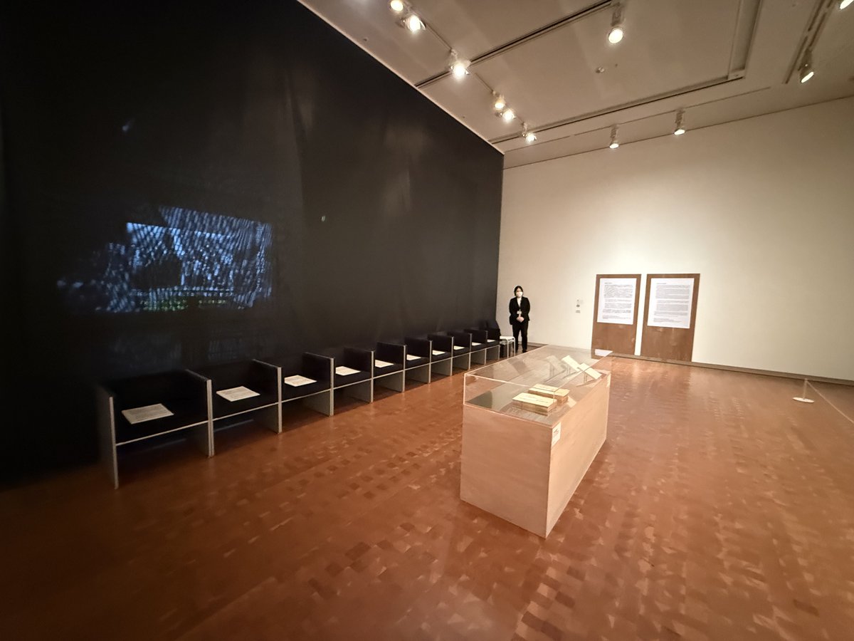 「プラカードのために」　国立国際美術館
展覧会＋アーチストトーク感想

🟨総評：笹岡由梨子さんの唄（うた）に始まり飯山由貴さんの歌に終わる展示だった。音はリアルタイムで人同士を繋ぎ感情を繫ぐ。
各作品の展示上方を開放し音をわざと通るようにも見えた。
↓