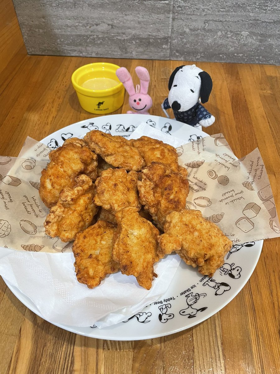 ちとデカイけど鶏ムネ肉のチキンナゲット出来た。
意外と普通の唐揚げ作るより簡単なのね
イエローマスタードも作ってみたけど、近いものになったけ...マックのマスタードソースは美味過ぎなんだなと再確認しました