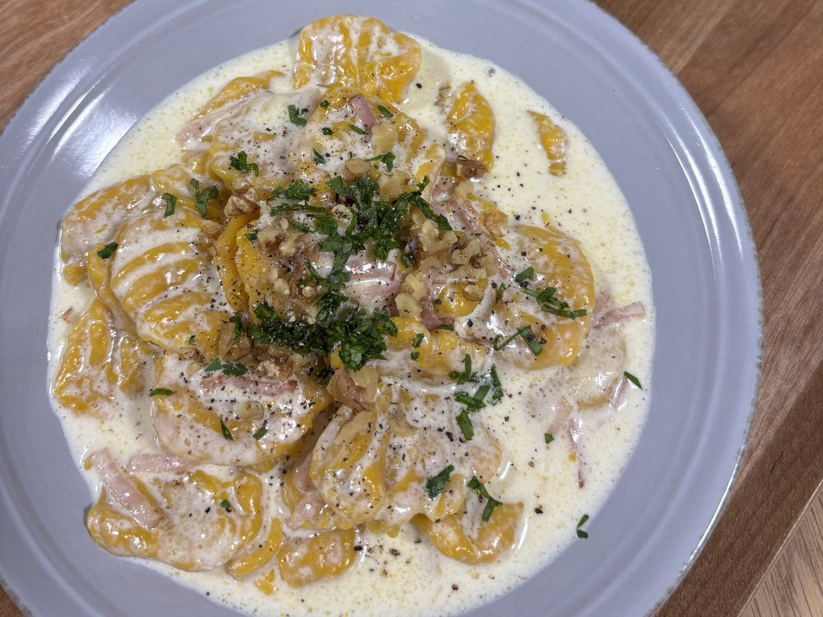 昨日作った、レッスンレシピでは初のかぼちゃのニョッキ🎃野菜日和の本で1回作ったことあって、その時に生地がベトベトすぎて正解が分からなかったことを思い出した。ほわほわ加減がわかって良かった〜 #shiorionline