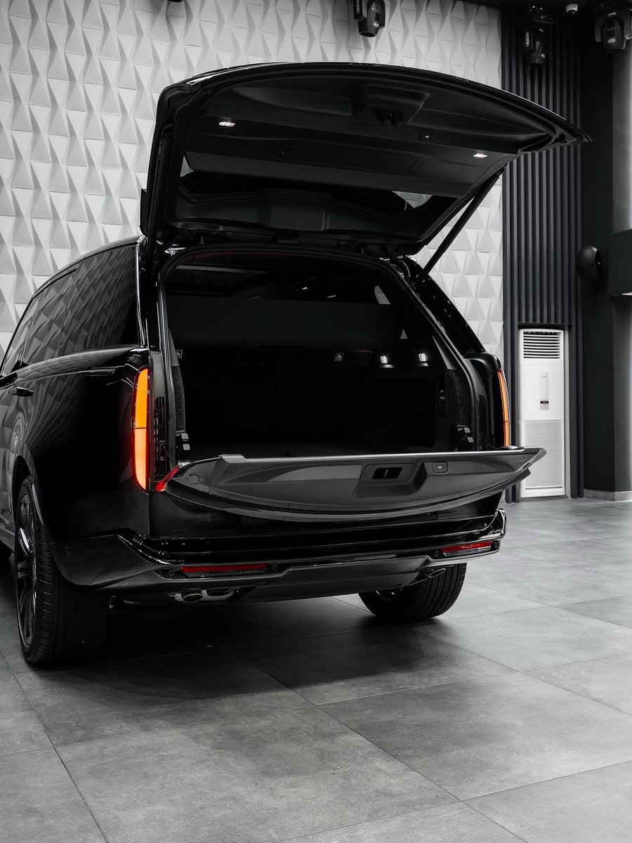 O61489Ogwudu's tweet image. 2025 Range Rover Autobiography P530 😍🖤
Executed in Royal black with Deep red Executive Interior that turns every Entrance to a Stardom. With a starting price of just $168,000
#RangeRover #Luxurycars #Autobiography