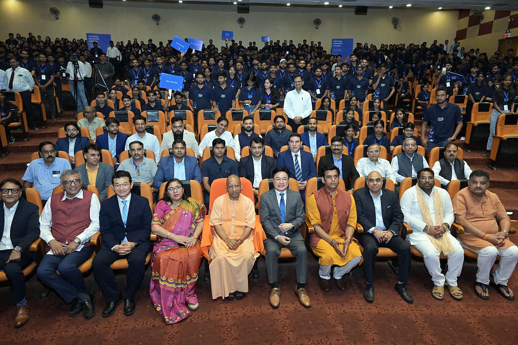 सफलता प्राप्त करने के लिए समस्या के समाधान पर चर्चा करनी पड़ेगी, नवोन्मेष के इसी विचार के साथ आज गोरखपुर में Samsung Innovation Campus Convocation Ceremony-2025 में सहभाग किया। 

इस अवसर पर मेधावी विद्यार्थियों को प्रमाण-पत्र का वितरण भी किया। पूर्ण विश्वास है Samsung Innovation