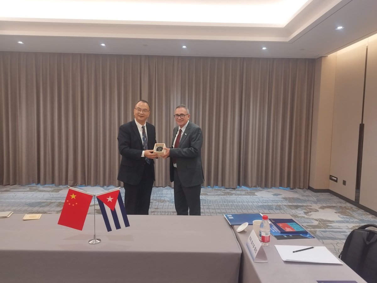 Sostuvimos encuentro con el Presidente de la ANSO y Vicepresidente de la Academia de Ciencias de China Prof.  He Hongping. Ideas sobre colaboración en formación de jóvenes, IA, etc fueron analizadas. <a href="/ciencias_cuba/">Academia de Ciencias de Cuba</a> <a href="/PresidenciaAca1/">@Presidencia_Academia_de_Ciencias</a>