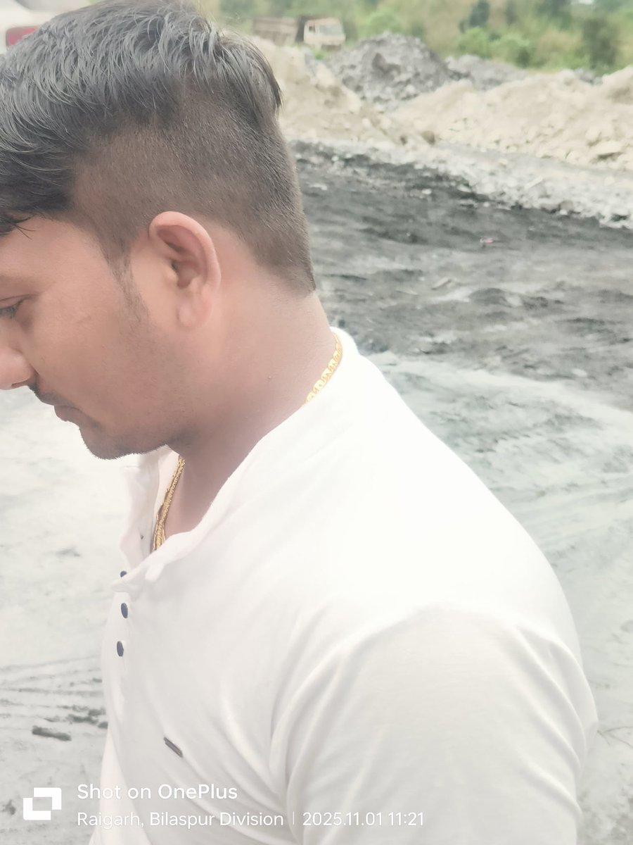 AmitPan76343645's tweet image. #रायगढ़ #कबाड़_माफियाओं का आतंक, लोह अयस्क चोरी की सूचना पर कवरेज करने पहुंचे तीन स्थानीय पत्रकारों को ट्रैक्टर से कुचलकर मारने की कोशिश! @JindalSteel_In के @RaigarhDistस्थित कलमी डंपिंग पॉइंट की घटना, @RaigarhPolice ने चोरी के अयस्क सहित ड्राईवर को रंगे हाथों पकड़ा @CGVOICE00777