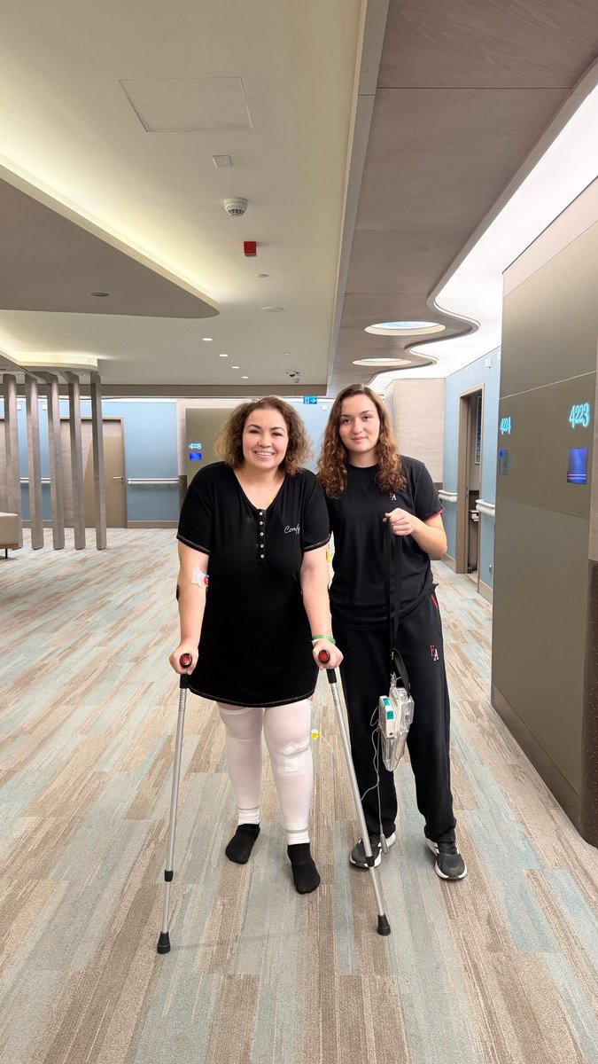 Bakın kim yürüyor🙏🏻💙🧿
Ön çapraz bağ+ menisküs yırtığı ve kıkırdak kırığından dolayı sol dizimden dün ameliyat oldum. Dün gece de azıcık yürüdüm ama bugün fizyoterapist ile çok yürüdüm ve merdiven inip çıktım. Çok şükür hep şükür. Teşekkürler Metin doktorum. Ameliyatı kapalı