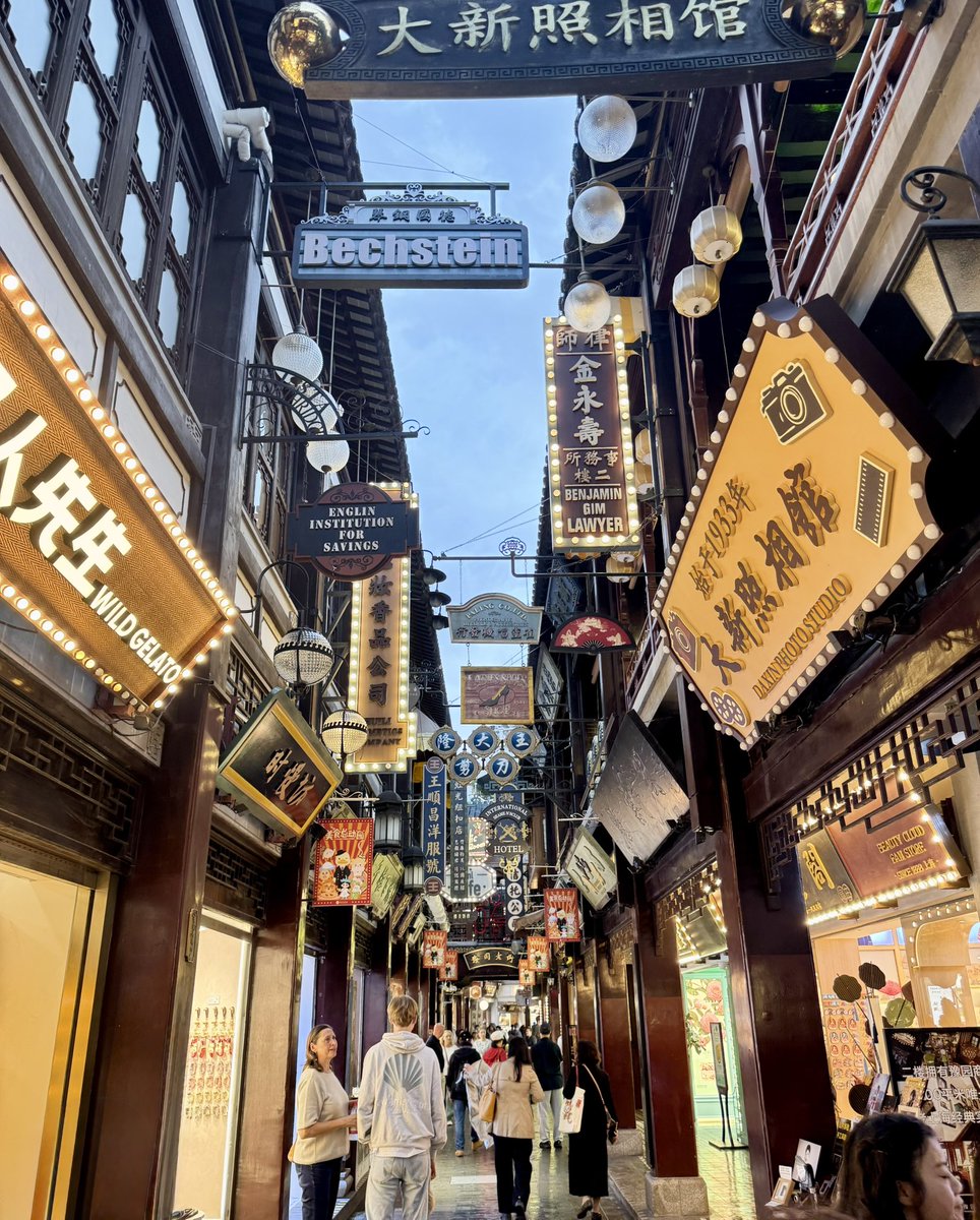 After lunch we visited Yu Yuan Gardens 🌿 followed by the City God Temple ⛩️ with a little time for shopping at Yu Yuan Bazaar to finish the afternoon 🇨🇳 <a href="/StCuthbertsMFL/">MFL at St Cuthbert's High School</a> #StCuthbertsFormingGreatMen