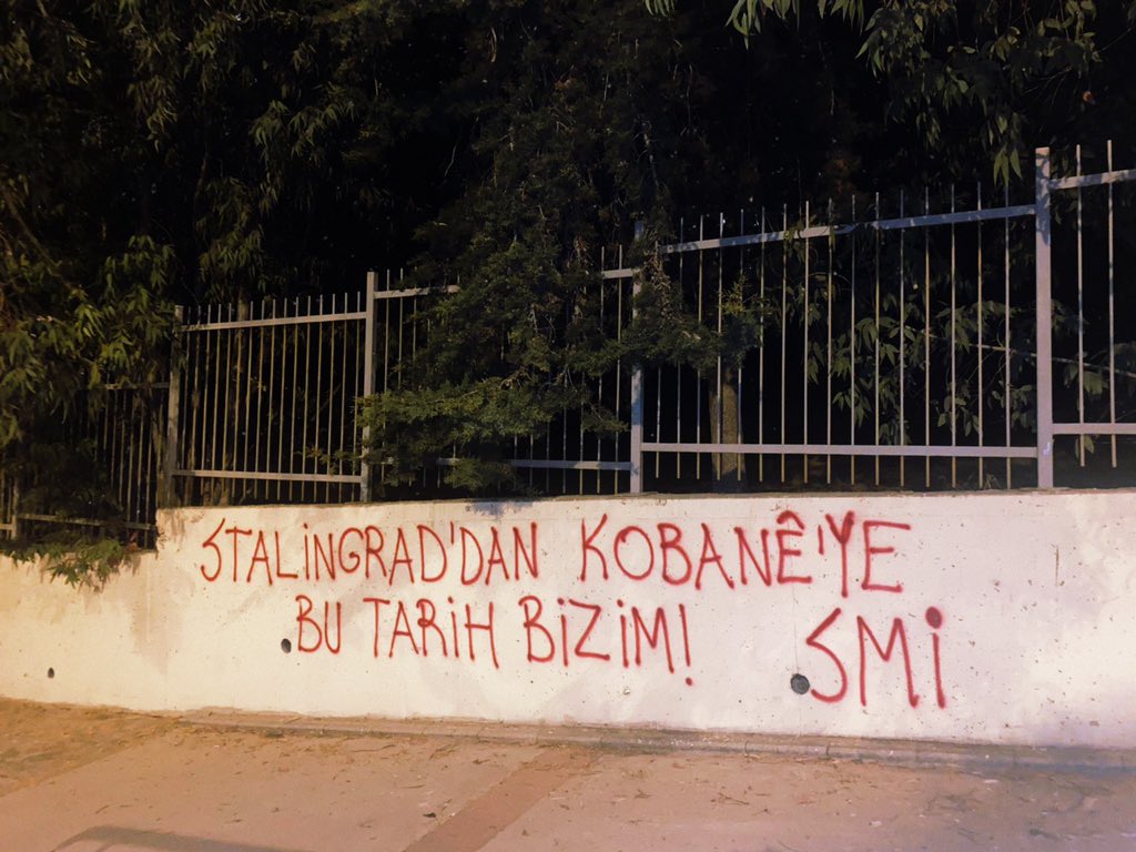 Stalingrad'dan Kobanê'ye, Bu Tarih Bizim!

Rojava halkları ve enternasyonalist devrimcilerin, IŞİD ve işbirlikçilerine karşı vermiş olduğu Kobanê Direnişi'ni 11. yılında saygıyla selamlıyoruz.

 İşbirlikçilerin "düştü düşecek" diye bekledikleri Kobanê'de IŞİD karanlığını yırtıp