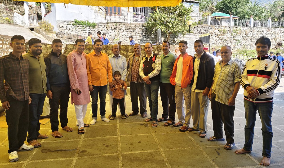 rishav_pandav's tweet image. आज #बैजनाथ विधानसभा क्षेत्र की #ग्राम_पंचायत_संसाल में हर वर्ष की भांति आयोजित भंडारे में उपस्थित हुआ एवं माता रानी जी का आशीर्वाद प्राप्त किया...🙏🙏🙏

#जय_माता_दी  #हर_हर_महादेव

रिशव पांडव