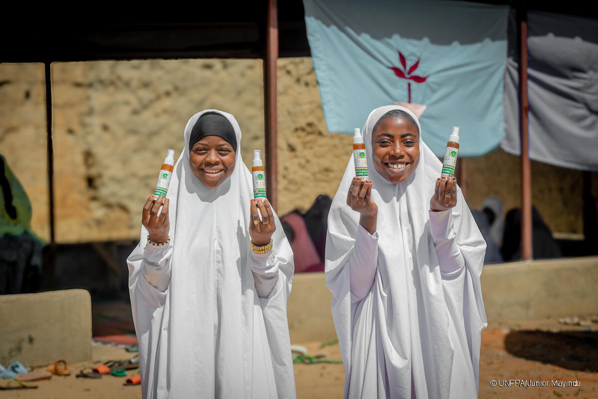UNFPA_WCARO's tweet photo. Ces deux adolescentes présentent le savon qu’elles ont fabriqué dans le cadre du programme d’autonomisation soutenu par l’UNFPA — preuve qu’en donnant des compétences aux filles, on change leur avenir.💧✨
#GirlsBackToSchool #Niger #AutonomisationDesFilles https://t.co/vhZsd4yULv