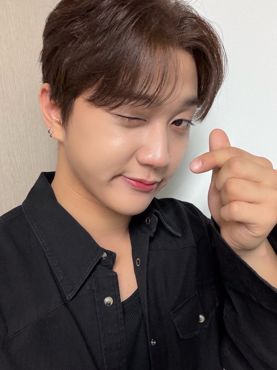 [📸] 251101 점프업이엔티 팬사인회

‘Rise &amp; Shine’ 첫 팬사인회 완료🖤
골드니스와 보낸 즐거운 토요일🦊

#GoldenChild #골든차일드 #GNCD
#홍주찬 #HONGJOOCHAN 
#Rise_and_Shine