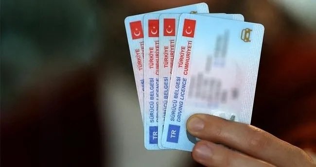 ⭕️Eski tip ehliyetler artık geçersiz oldu.

✅ 15 TL'ye ehliyetini yenilemeyenler bugünden itibaren 7.438 TL ödeyecek.
▪️ 1 milyon 799 bin 172 kişi ehliyetini yenilemedi.