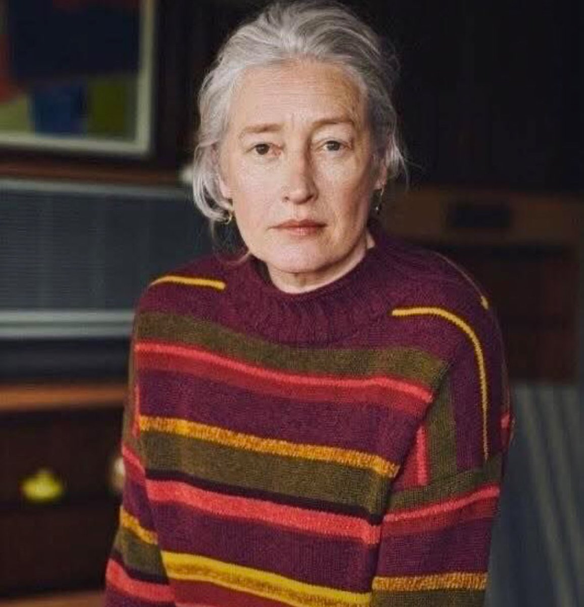 Mi chiamo Rosa, ho 68 anni, e quattro mesi fa ho fatto un gesto che mia sorella ha definito «una botta di testa da ventenne».
Dopo che mio marito se n’è andato cinque anni fa, la mia routine era diventata una prigione gentile: caffè alle sette, gita al mercato, pomeriggio in